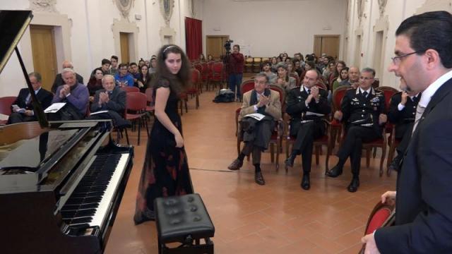 Applausi finali del concerto con la pianista Michelle Candotti